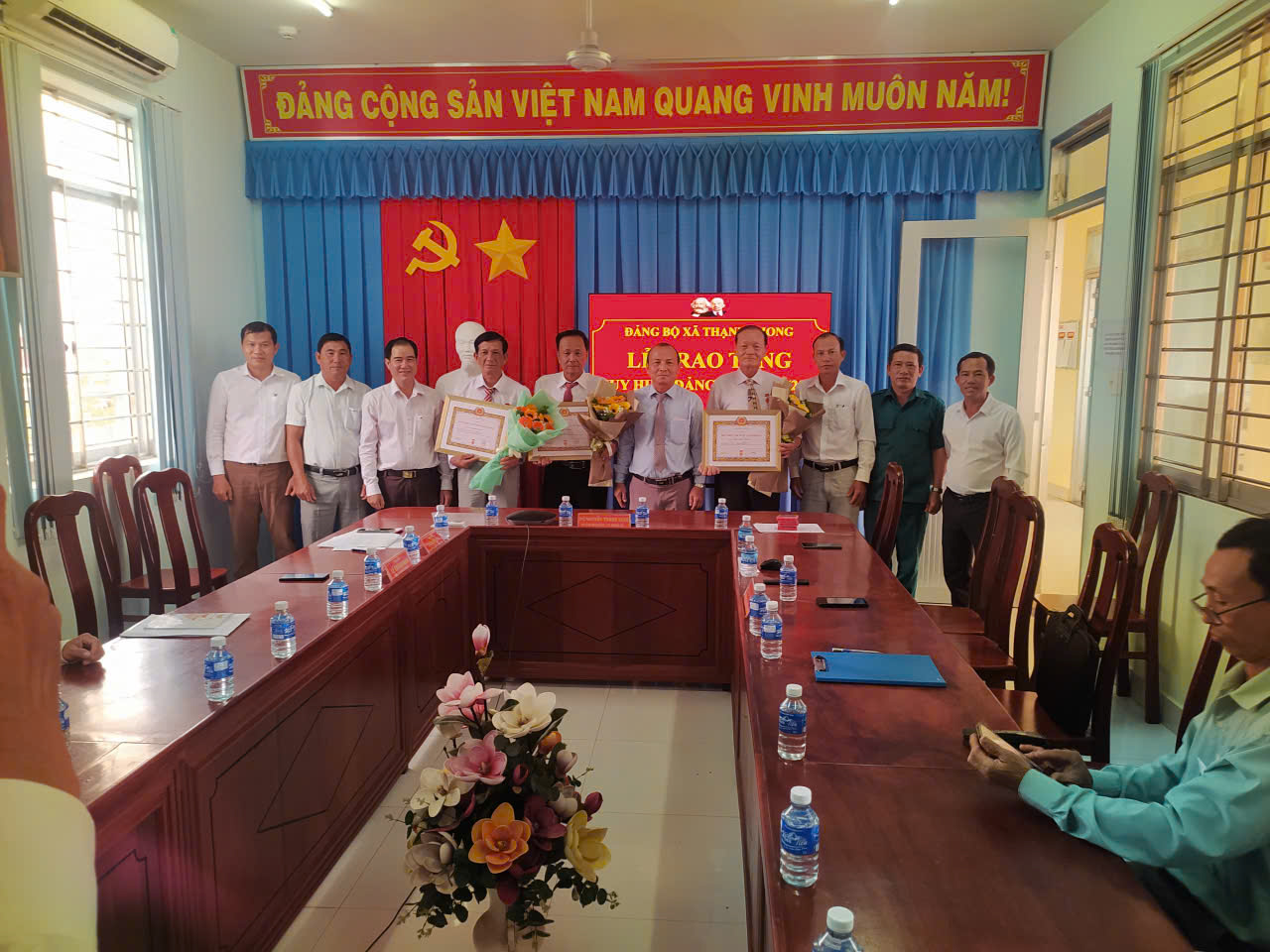 Lễ trao tặng Huy hiệu 40, 30 năm tuổi Đảng xã Thạnh Phong