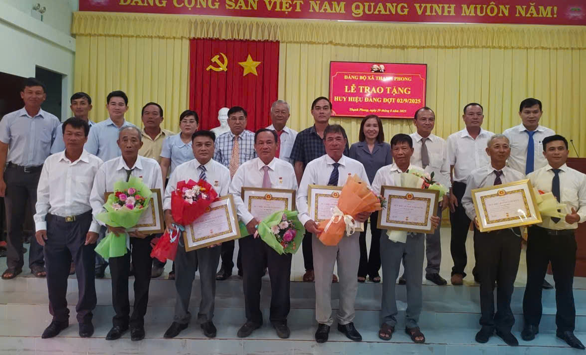 Lễ trao Huy hiệu Đảng cho đảng viên 40 năm, 30 năm tuổi Đảng