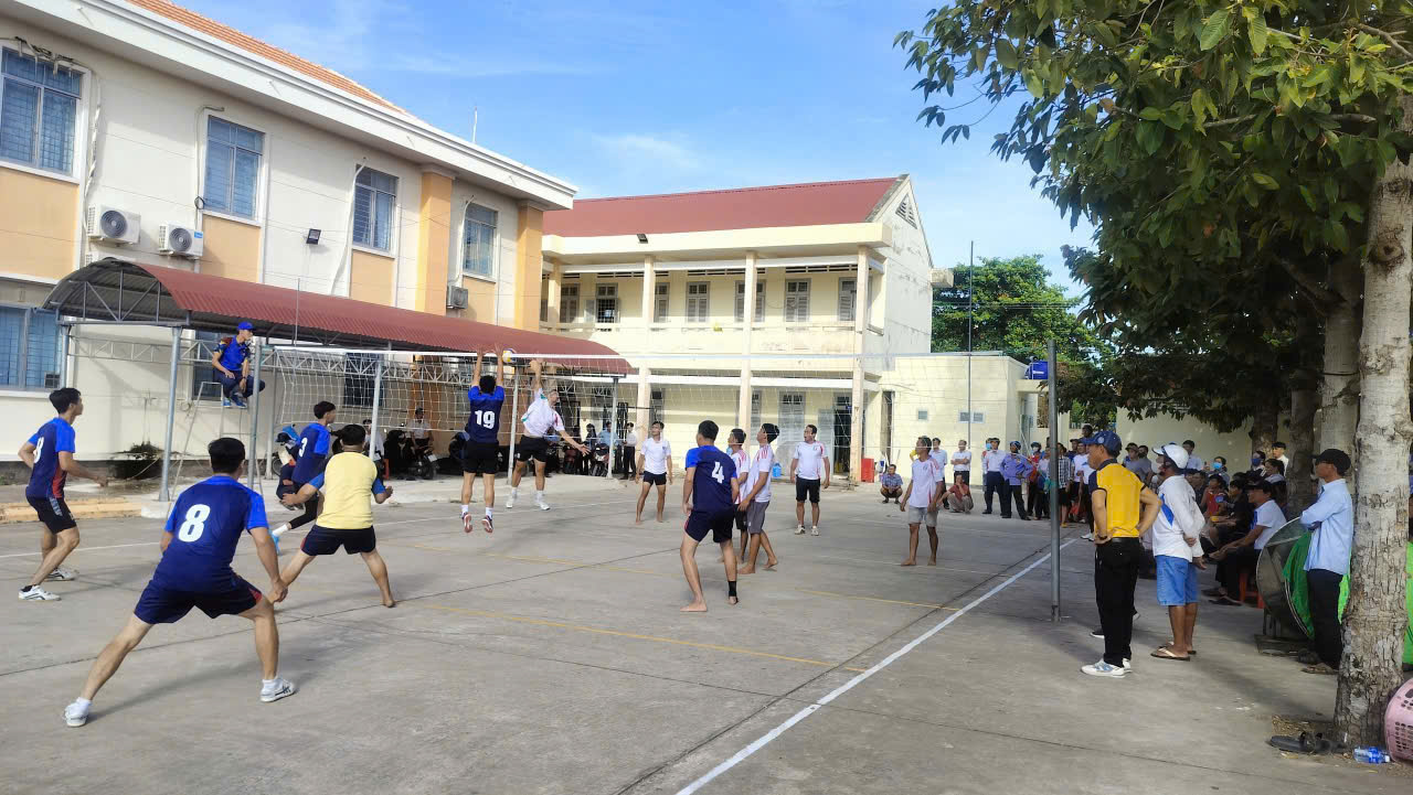 Ủy ban xã Thạnh Phong tổ chức giải bóng chuyền nam và giải bóng chuyền hơi nữ chào mừng 81 năm ngày thành lập Quân đội Nhân dân Việt Nam (22/12/1944-22/12/2025)