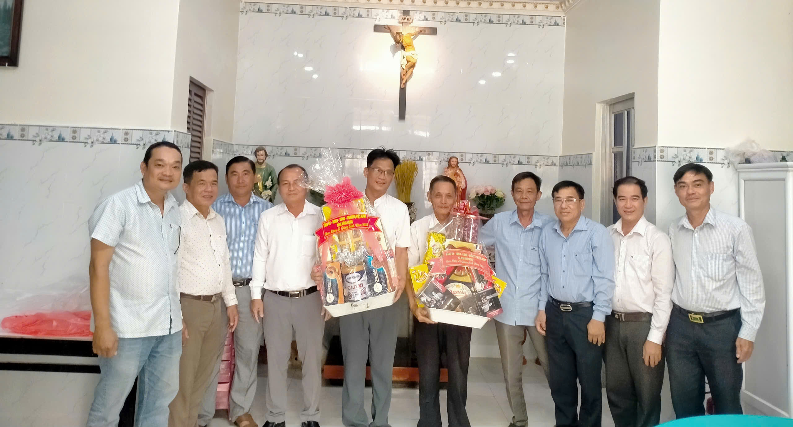 Lãnh đạo xã Thạnh Phong thăm, chúc mừng Giáng sinh Nhà thờ Khâu Băng xã Thạnh Phong